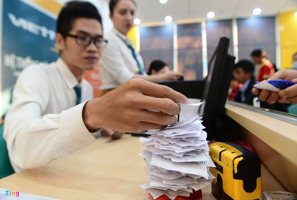 Quầy giao dịch của nhà mạng ở Sài Gòn chật cứng người chờ chụp hình